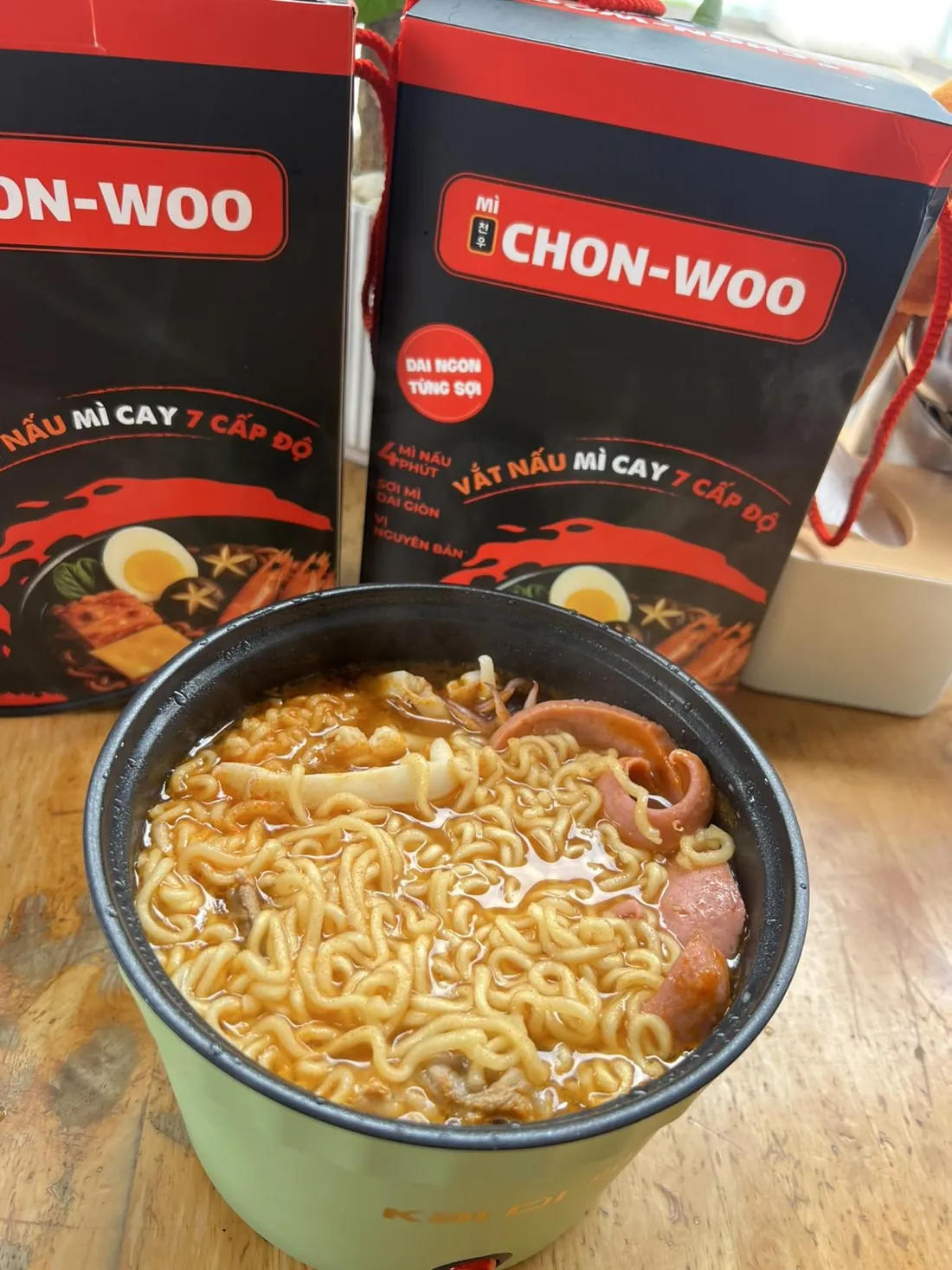 Tô mì cay Chon-Woo nấu thật với mực, xúc xích, thịt bò