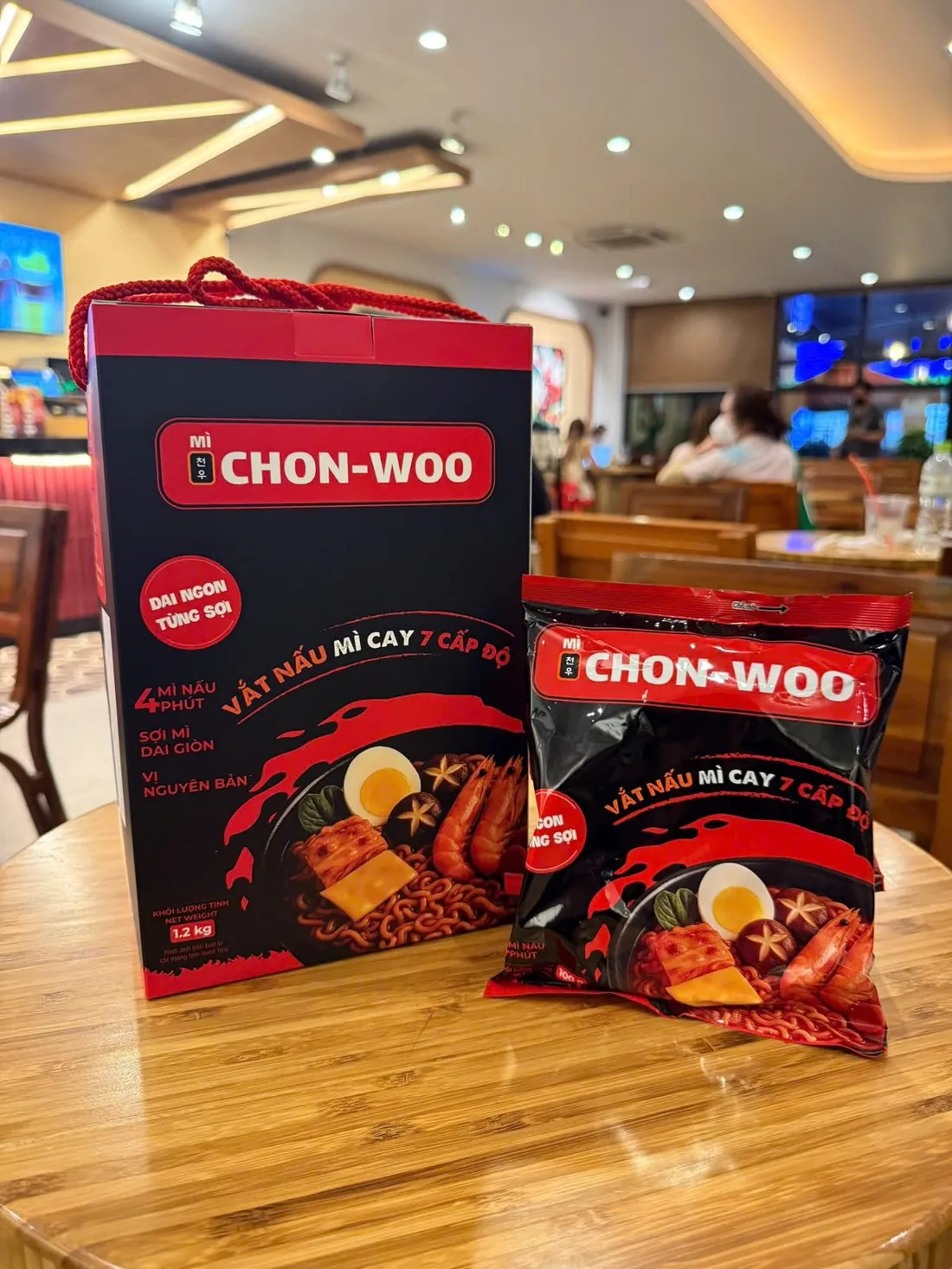 Thùng và gói mì Chon-Woo tại quán